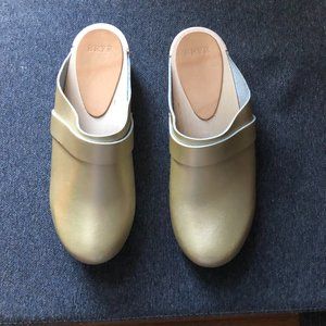 Bryr Worker Clogs in Gold, size 7